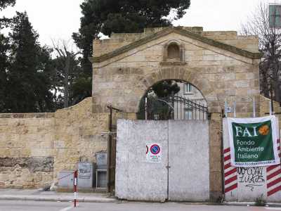 ...ma ad accoglierci � un grande blocco di cemento che impedisce l�accesso. La villa � infatti soggetta a lavori che vanno avanti da anni, ma che non hanno comunque impedito lo svolgersi delle normali attivit� didattiche che interessano ben duemila studenti